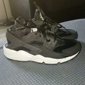 Womans Black and White Nike